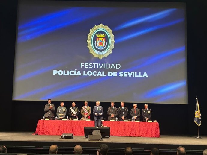 Entrega de la la Cruz al Mérito de la Policía Local de Sevilla al director asistencial del Centro de Emergencias Sanitarias 061 en Andalucía, José María Villadiego.