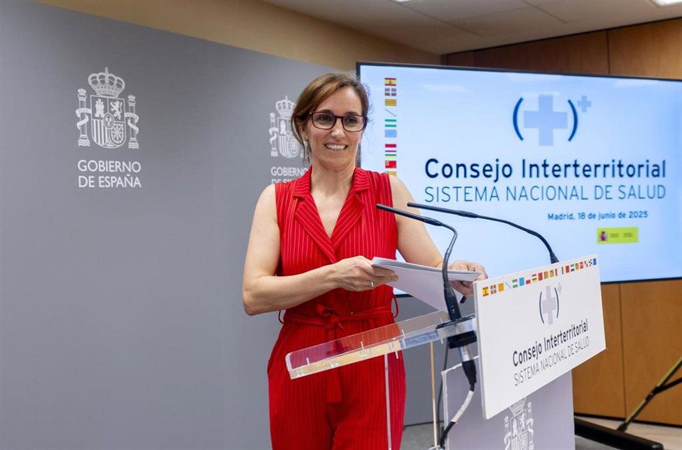 Archivo - La ministra de Sanidad, Mónica García, durante una rueda de prensa tras la reunión del Consejo Interterritorial del Sistema Nacional de Salud (CISNS), en la sede del Ministerio, a 18 de junio de 2025, en Madrid (España). En el pleno del CISNS 