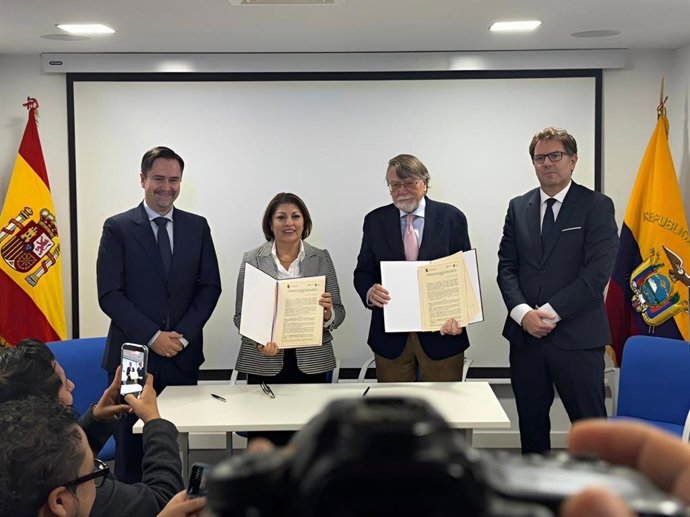 La Embajada del Ecuador y Formato Educativo anuncian un programa de 2200 becas para la comunidad ecuatoriana en España