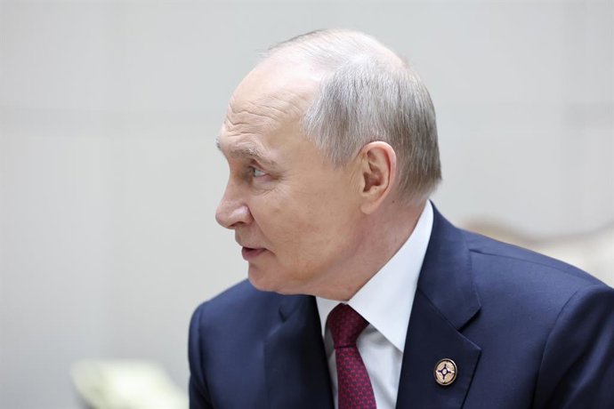 QUIRGUISTÃO, BISHKEK - 27 DE NOVEMBRO DE 2025: O presidente da Rússia, Vladimir Putin, durante uma reunião com o presidente do Tajiquistão, Emomali Rahmon, à margem de uma cúpula da Organização do Tratado de Segurança Coletiva (CSTO) na residência estatal