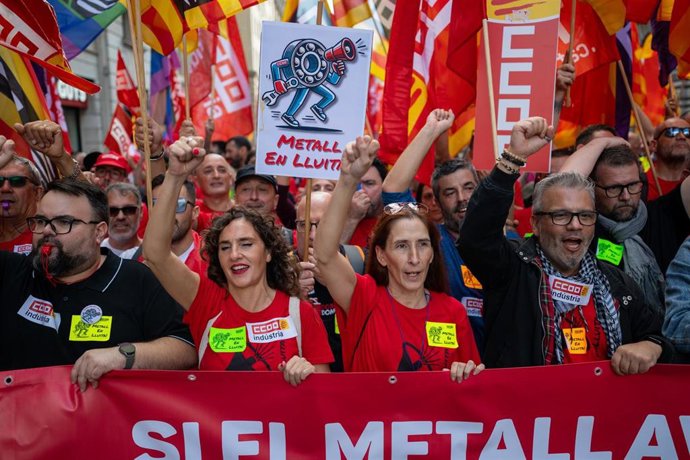 Decenas de personas durante una manifestación del sector del metal, a 30 de octubre de 2025, en Barcelona.
