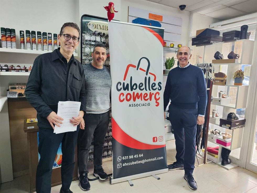 El responsable de Puntos de Servicio y Oficinas Comerciales de Endesa en Catalunya Occidental, Carlos Gómez; el presidente de Cubelles Comer, Carlos Fuster, y el gerente de Grup Installacions, Juan Antonio Cejudo.