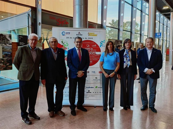 Inauguración de la IX edición el Foro de Transporte Multimodal 'Corredor Atlántico y Autopistas Ferroviarias: Retos y Oportunidades para la Logística y el Transporte Multimodal', en el recinto ferial gijonés 'Luis Adaro'.