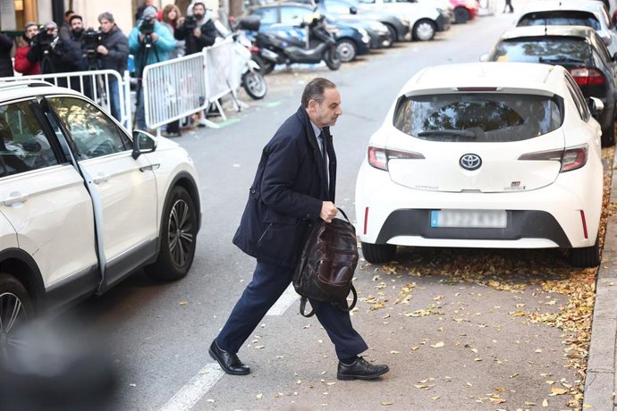 El exministro José Luis Abalos a su llegada al Tribunal Supremo, a 27 de noviembre de 2025, en Madrid (España). El magistrado del Tribunal Supremo, Leopoldo Puente, ha citado al exministro José Luis Ábalos y al exasesor Koldo García a comparecer hoy para 