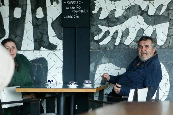 Archivo - La alcaldesa de Cervo, Dolores García y el propietario de la factoría, Segismundo García, en la cafetería de la fábrica de cerámica de Sargadelos, a 3 de abril de 2025, en Cervo, Lugo, Galicia (España). Los trabajadores de Sargadelos continúan p