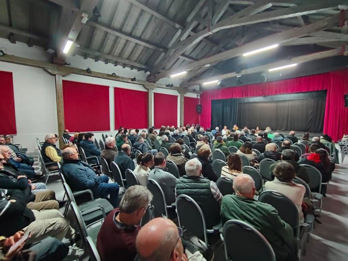 Reunión informativa sobre la línea ferroviaria Santander-Bilbao.
