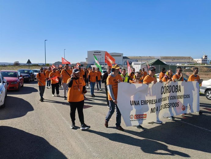 Trabajadores de Hitachi Energy, manifestándose ante la factoría cordobesa esta semana.