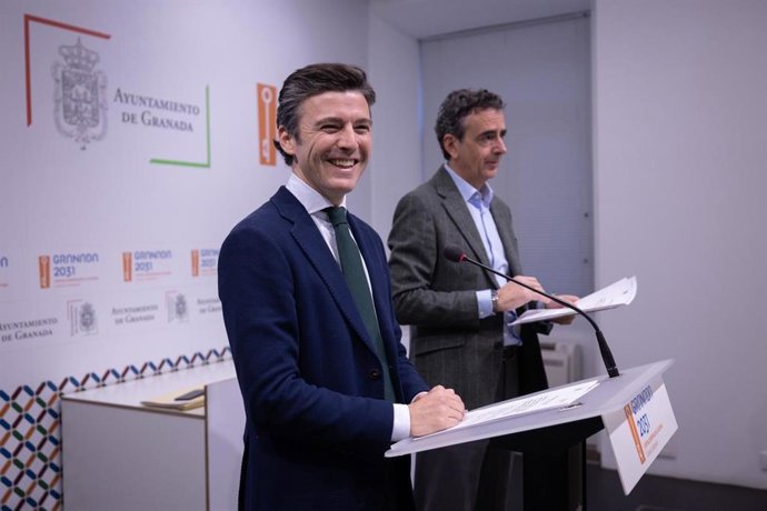El portavoz del equipo de gobierno local de Granada, Jorge Saavedra, en primer término, junto al edil de Urbanismo, Enrique Catalina
