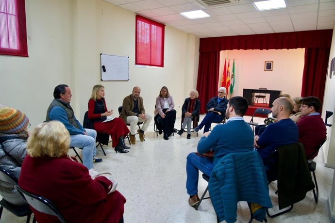 La portavoz de Vox Sevilla, Cristina Peláez, en una reunión con los vecinos de Bellavista.