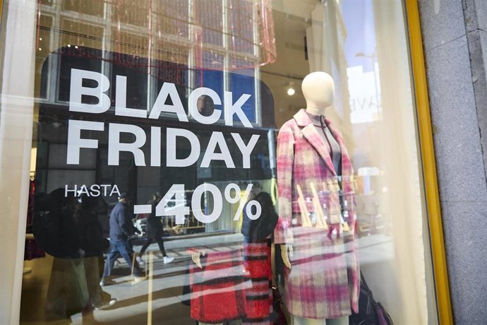 Descuentos por el Black Friday en un escaparate, a 26 de noviembre de 2025, en Madrid (España).
