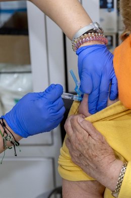 Archivo - Una mujer se vacuna durante la campaña de vacunación contra la gripe, en un centro de salud, a 14 de octubre de 2024, en Madrid (España).