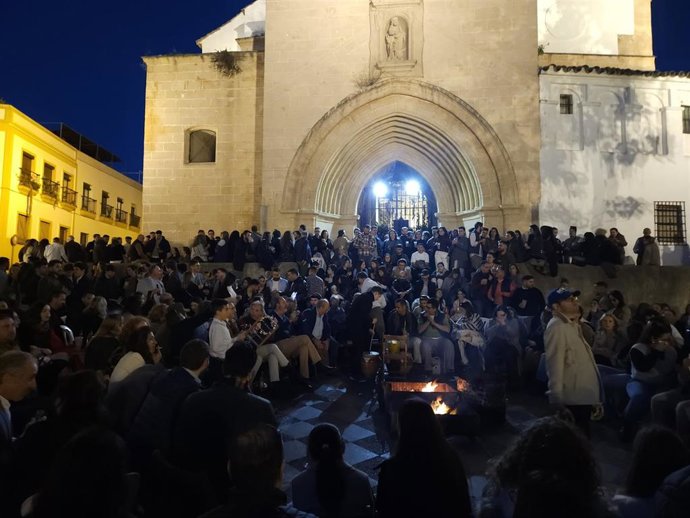 Archivo - Imagen de una zambomba a las puertas de la iglesia de San Lucas, en el centro de Jerez, durante el puente de la Constitución.