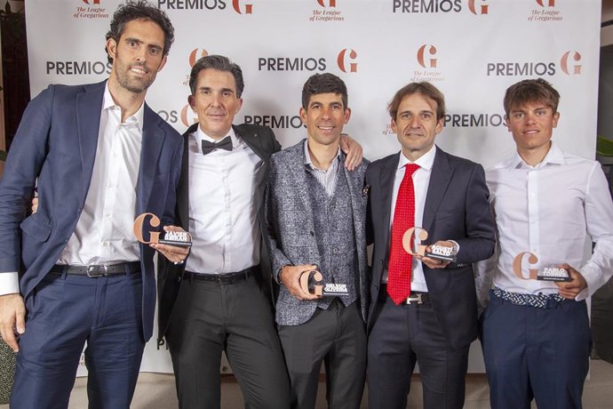 El exbaloncestista Javier Beirán, el ciclista Nelson Oliveira, el empresario Agustí Salto y el corredor Pablo Torres, junto al exciclista Luis Pasamontes, en la gala anual de entrega de los premios del Club The League of Gregarious.