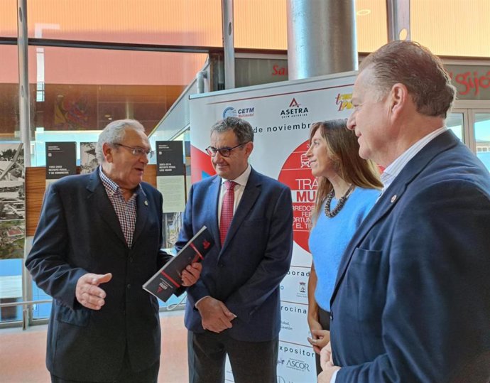 El presidente de la patronal del transporte Asetra, Ovidio de la Roza (izda), antes de la inauguración de la IX edición el Foro de Transporte Multimodal, en el recinto ferial gijonés 'Luis Adaro'.