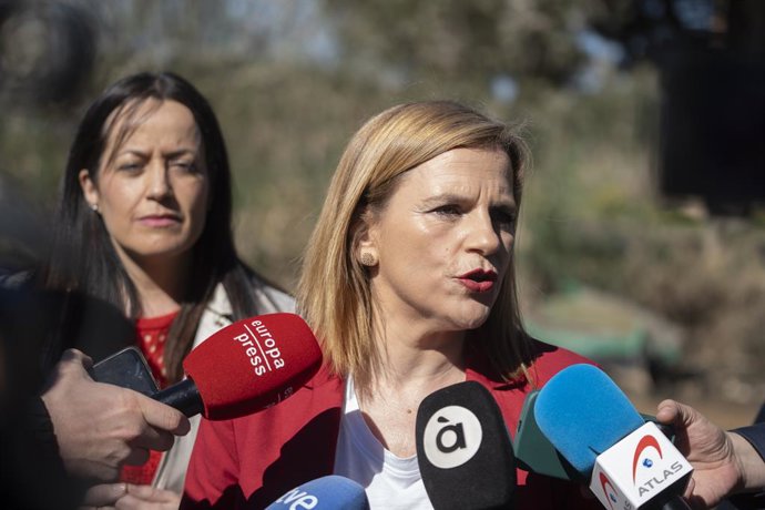 Archivo - Arxiu - La delegada del Govern a la Comunitat Valenciana, Pilar Bernabé, durant la seua visita als treballs de dragatge de la sèquia del Port de Catarroja, a 26 de març del 2025, a Catarroja, València, Comunitat Valenciana (Espanya).