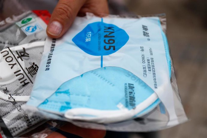 Archivo - Uno de los modelos de mascarillas con válvula que hay en el mercado, en Madrid (España), a 17 de noviembre de 2020. 
