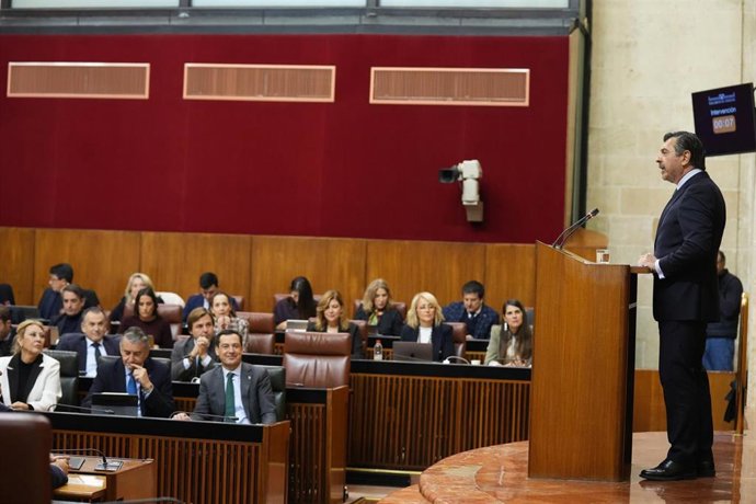 El portavoz del Grupo Popular, Toni Martín, interviene en el debate sobre el estado de la Comunidad en el Pleno del Parlamento andaluz.