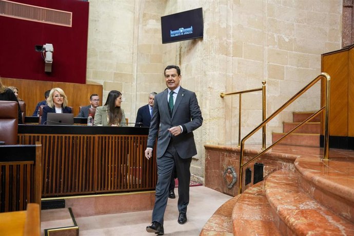 El presidente de la Junta de Andalucía, Juanma Moreno, llegando al hemiciclo del Parlamento andaluz al comienzo de la segunda y última jornada del Debate sobre el Estado de La Comunidad. A 28 de noviembre de 2025, en Sevilla (Andalucía, España). El presid