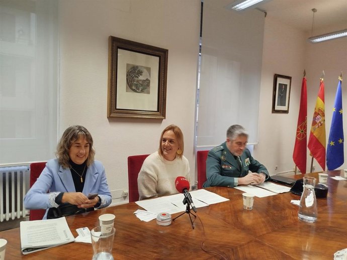 La delegada del Gobierno en Navarra, Alicia Echeverría; la jefa provincial de Tráfico, Belén Santamaría; y el teniente coronel jefe del sector de Tráfico de la Guardia Civil de Navarra, Agustín Aznárez