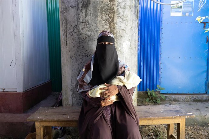 Imagen de archivo de una refugiada rohingya con su bebé en brazos en uno de los campos situados en Cox's Bazar, Bangladesh.