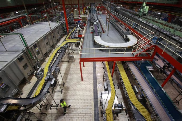 Archivo - Instalaciones en pleno rendimiento el día del Acto del 25 aniversario de la planta de Coca Cola en la Rinconada. A 21 de septiembre de 2023 en Sevilla, (Andalucía, España). 