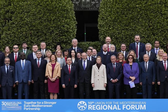 El ministro de Asuntos Exteriores, Unión Europea y Cooperación, José Manuel Albares (7i), durante la reunión ministerial del Foro Regional de la Unión por el Mediterráneo (UpM), a 28 de noviembre de 2025, en Barcelona