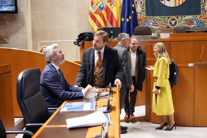 El presidente del Gobierno de Aragón, Jorge Azcón, conversa con el portavoz del PP en las Cortes de Aragón, Fernando Ledesma.