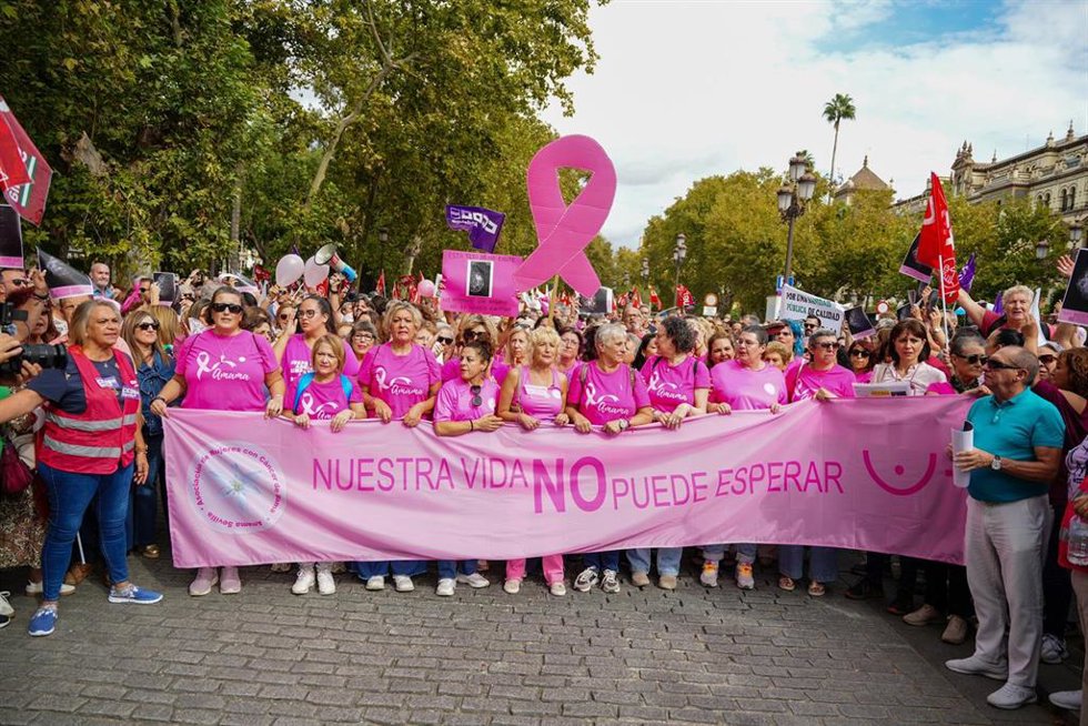 Archivo - Imágenes de la concentración convocada por la asociación (Amama). A 26 de octubre de 2025 en Sevilla, Andalucía (España).  
