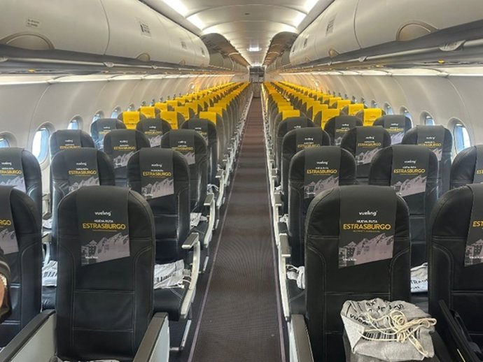 Archivo - Interior d'un avió de Vueling