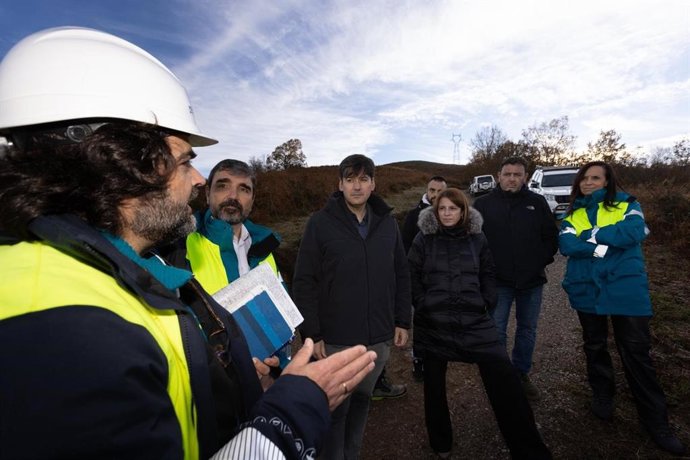 La presidenta de Redeia, Beatriz Corredor; la delegada del Gobierno, Adriana Lastra, y el consejero de Ciencia, Industria y Empleo del Principado de Asturias, Borja Sánchez, visitan las obras de desmantelamiento de la línea Lada-Velilla.