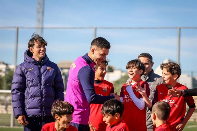 Roony Bardghji en su visita a los niños del campus del Barça en Florida y Nueva York