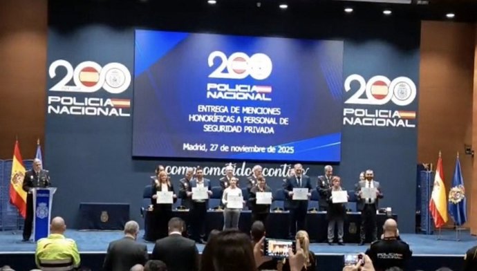 Correos recibe una mención honorífica de la Policía Nacional por su labor en seguridad en Andalucía, Ceuta y Melilla.