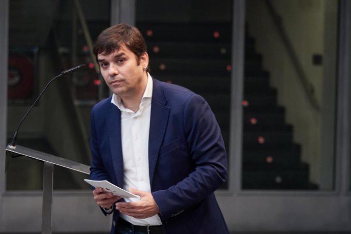 El portavoz de Geroa Bai en el Parlamento de Navarra, Pablo Azcona, en el atrio del Legislativo este jueves, día en el que arranca el Debate sobre el Estado de la Comunidad