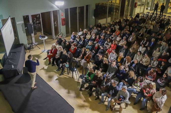 El psicólogo sanitario Jesús Osorio ha ofrecido este jueves la charla "Tu vida es tu espejo" dentro de la segunda edición del ciclo 'Conversaciones de Vida: elige ser feliz' organizado por el Ayuntamiento de Alcalá de Guadaíra (Sevilla).