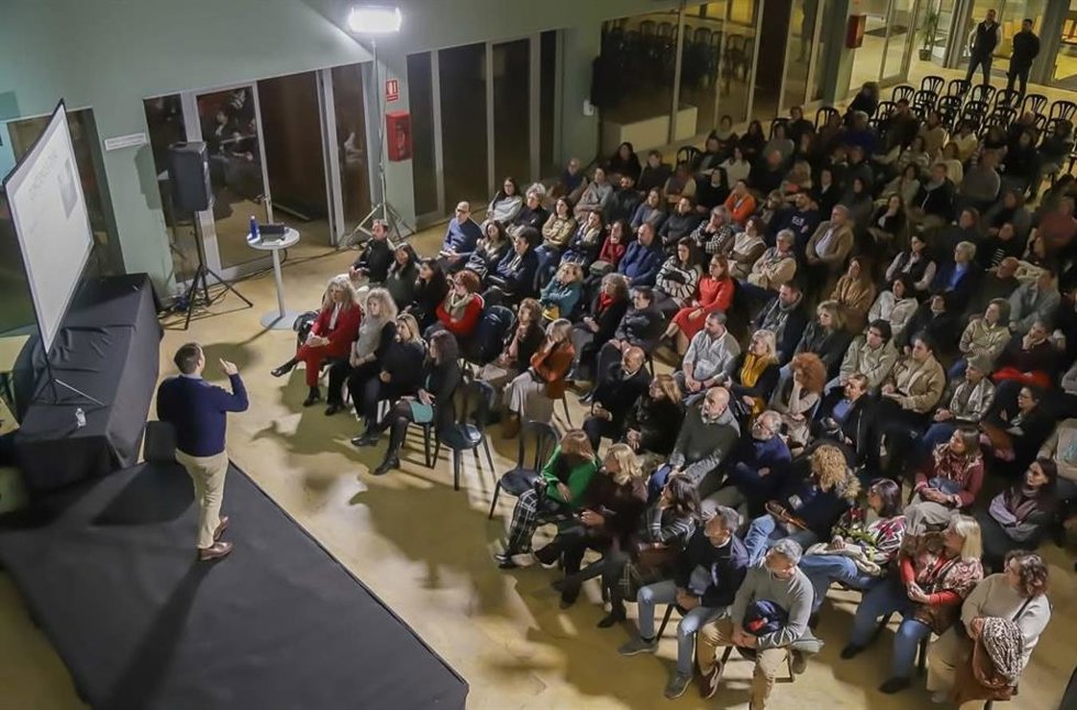 El psicólogo sanitario Jesús Osorio ha ofrecido este jueves la charla "Tu vida es tu espejo" dentro de la segunda edición del ciclo 'Conversaciones de Vida: elige ser feliz' organizado por el Ayuntamiento de Alcalá de Guadaíra (Sevilla).