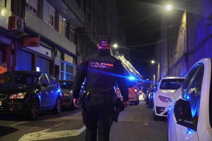 Varios servicios de emergencia trabajan en la calle San Isidoro donde se registró un incendio en un edificio 