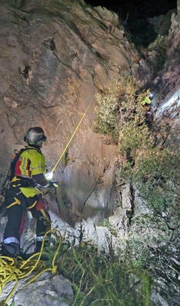Los bomberos intervienen en el rescate de las jóvenes.