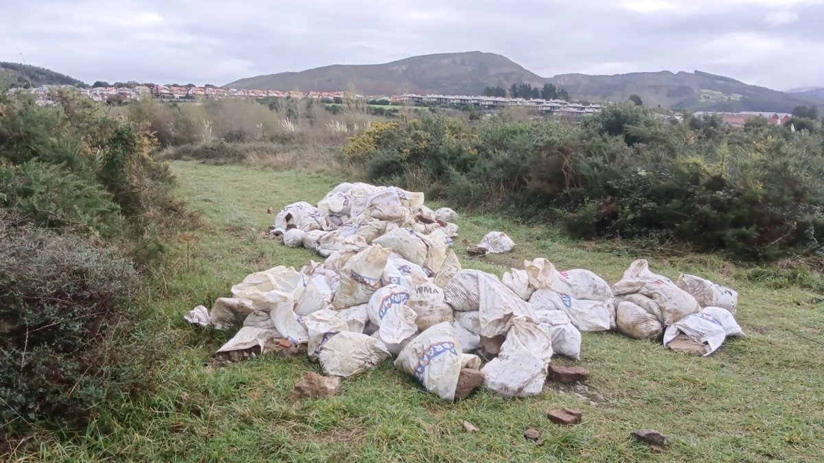 Aparece un vertido de más de 100 sacos de escombro en Sámano