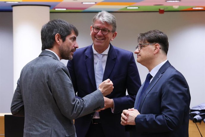 El ministro de Cultura, Ernest Urtasun, charla con otros ministros europeos antes del inicio de una reunión a 27 de ministros del ramo en Bruselas.