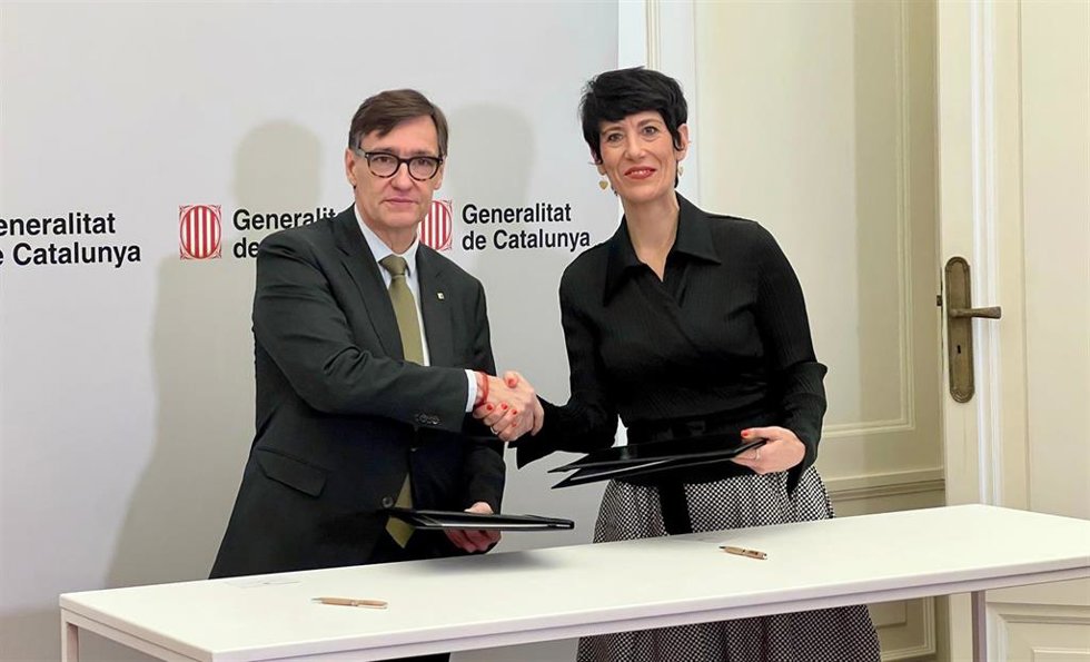 El presidente de la Generalitat, Salvador Illa, y la ministra de Inclusión, Seguridad Social y Migraciones, Elma Saiz, firman un convenio sobre la monitorización de discursos de odio en línea, en el Palau de Pedralbes de Barcelona