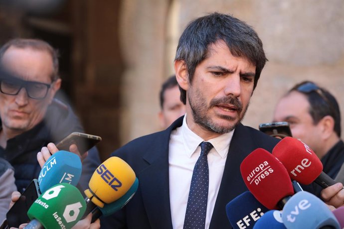 Archivo - Arquivo - O Ministro da Cultura, Ernest Urtasun, faz uma declaração à mídia durante sua visita às muralhas de Toledo em 31 de março de 2025, em Toledo, Castilla-La Mancha (Espanha).