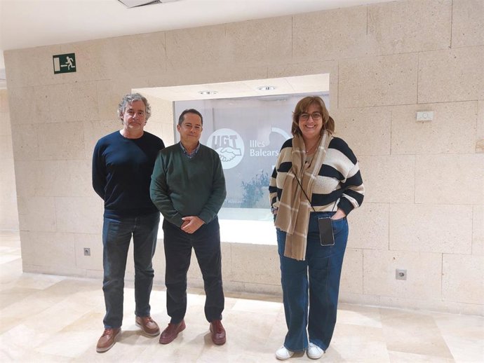 El secretario general de UGT Servicios Públicos en Baleares, Miguel Ángel Romero (centro), atiende a los medios de comunicación