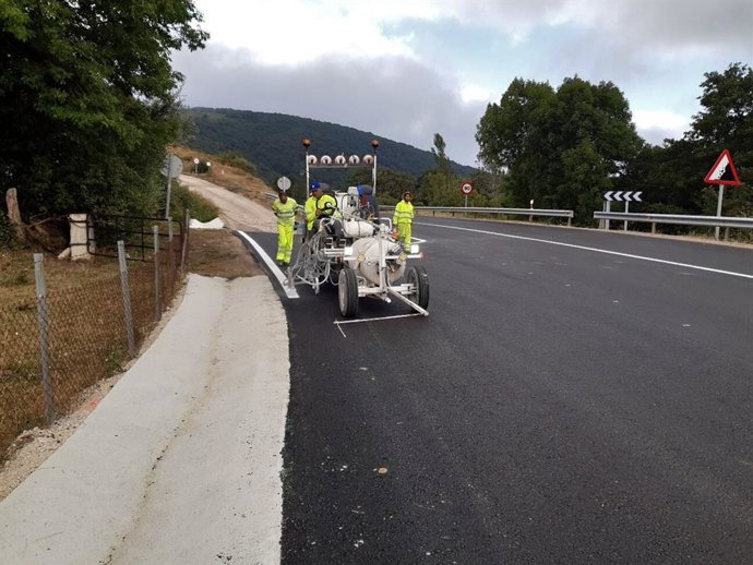 Pintado de marcas viales en N-629, km 44.