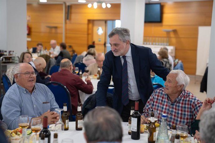 El presidente en funciones de la Diputación de Almería, Ángel Escobar, comparte un almuerzo con participantes del programa 'Equipaje de Experiencias' durante una de las jornadas en La Cala de Mijas.