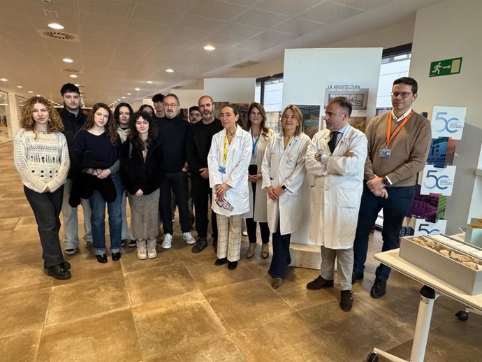 Hospital de Salamanca cuelga una muestra sobre la arquitectura pasada del viejo edificio y la contemporánea del actual.