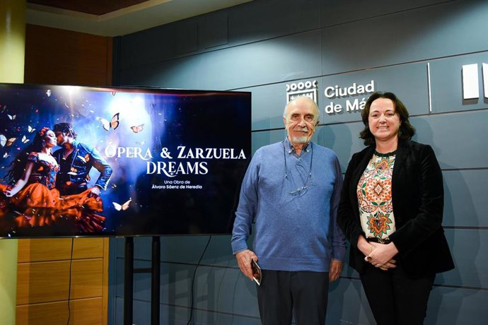 La concejala delegada de Cultura y Patrimonio Histórico de Málaga, Mariana Pineda; el director de cine y del espectáculo, Álvaro Sáenz de Heredia