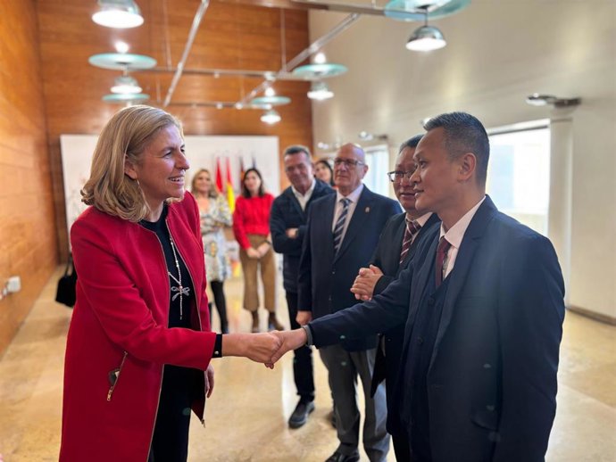 La concejala de Gobierno Abierto, Promoción Económica y Empleo, Mercedes Bernabé, saluda a los miembros de delegación oficial procedente de las ciudades chinas de Nanchong y Chengdu