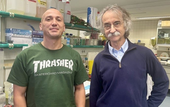 Albert Lu junto al investigador y profesor de la UB Carles Enrich, que también ha participado en el estudio.