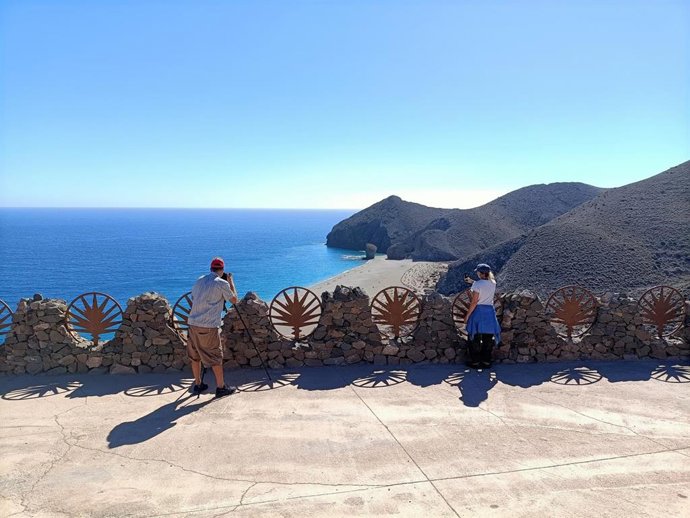 Visitantes observan la playa de los Muertos desde el mirador de Carboneras (Almería).