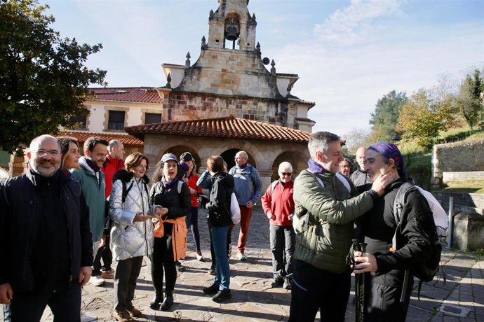 El consejero de Turismo, Luis Matínez Abad, promociona los caminos de peregrinación recorriendo un tramo del Medieval Lebaniego